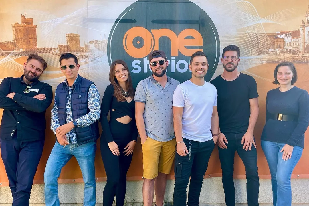 L'équipe de One Station devant le studio de La Rochelle 92.6
